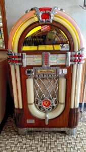 Classic looking Wurlitzer jukebox