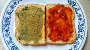 Buttered toast with chutneys