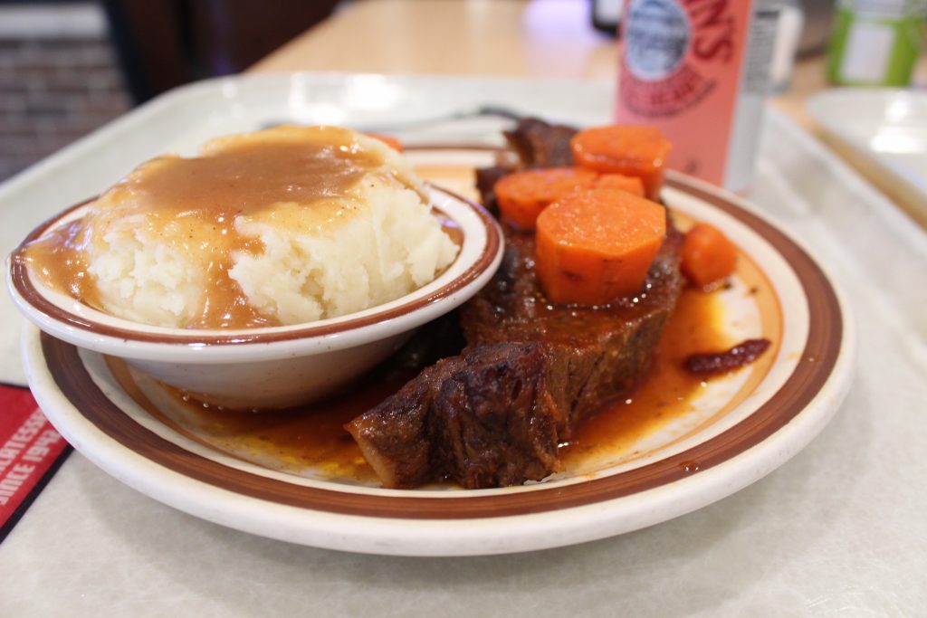Beef short ribs with mashed potatoes and gravy