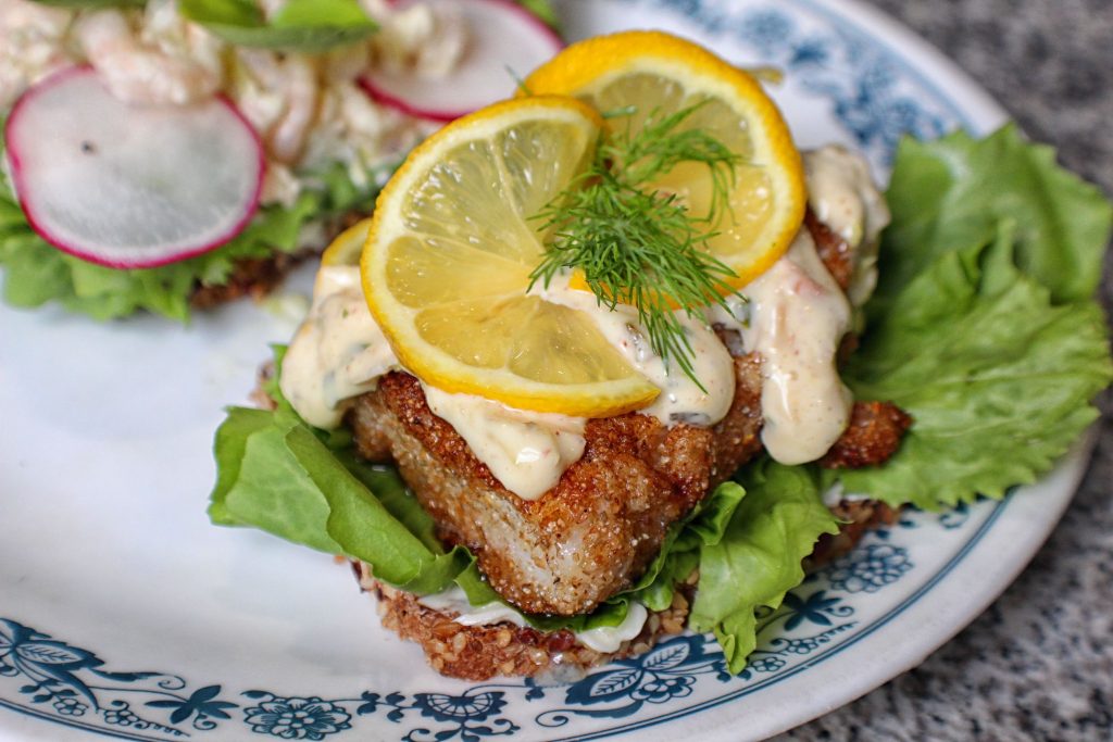 Fried cod with lettuce, remoulade, lemon